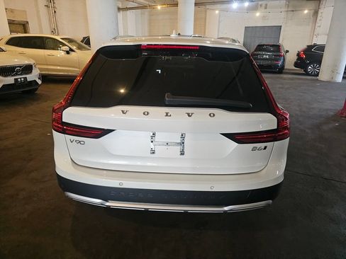 Certified 2025 Volvo V90 B6 Cross Country Plus AWD/4WD image 3