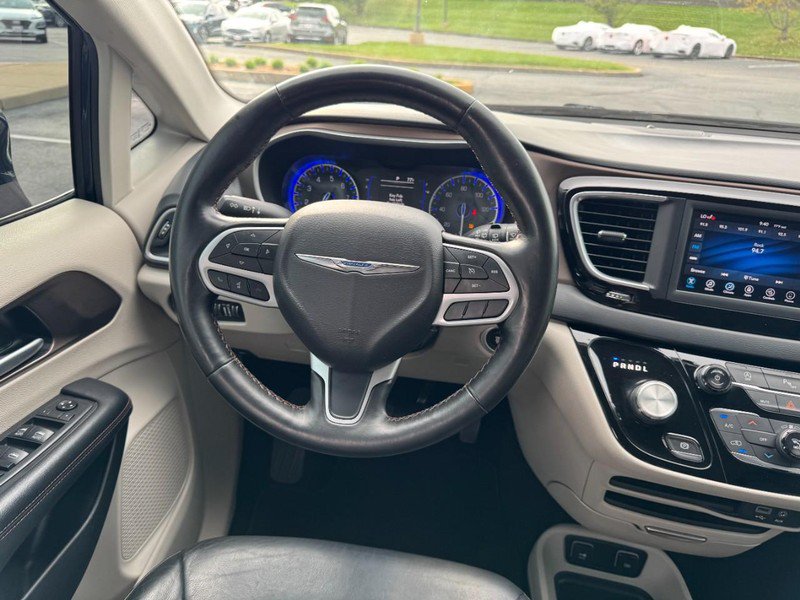 Used 2019 Chrysler Pacifica Touring-L FWD image 12