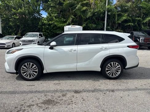 Used 2022 Toyota Highlander Platinum FWD image 4