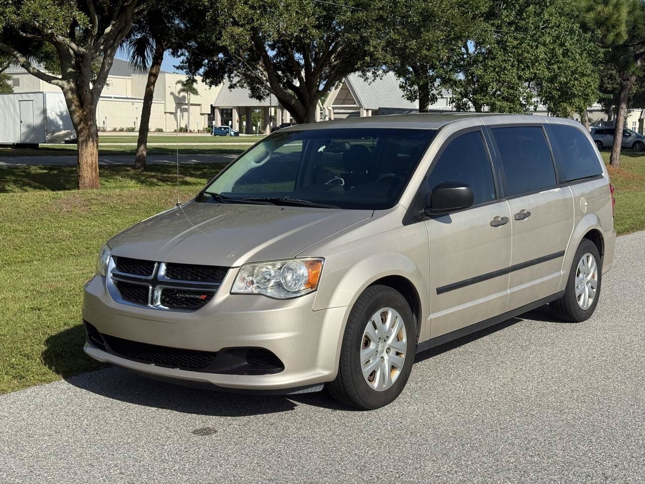 Used 2015 Dodge Grand Caravan American Value Package w/ UConnect Hands-Free Group FWD image 4