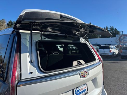 Used 2024 Cadillac Escalade ESV Luxury image 12