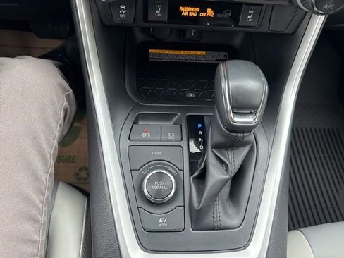 Used 2021 Toyota RAV4 XLE Premium image 25