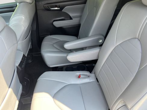 Used 2023 Toyota Highlander XLE AWD/4WD image 15