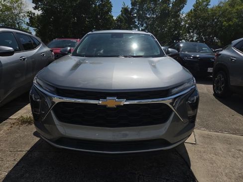 Used 2025 Chevrolet Trax LT w/ LT Convenience Package FWD image 7