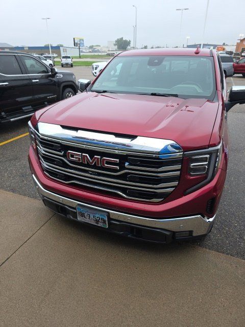 Used 2022 GMC Sierra 1500 SLT w/ SLT Premium Plus Package AWD/4WD image 4