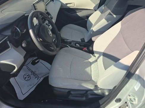 Used 2022 Toyota Corolla LE image 3