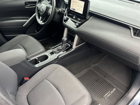 Used 2024 Toyota Corolla Cross LE image 19