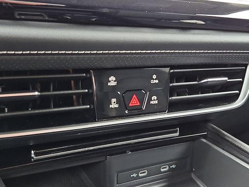 Used 2024 Volkswagen Atlas SE image 15