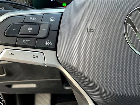 New 2025 Volkswagen Tiguan SE image 18