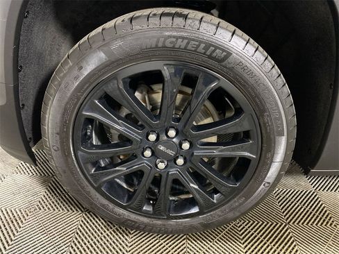 Certified 2023 GMC Acadia SLE w/ Driver Convenience Package image 10