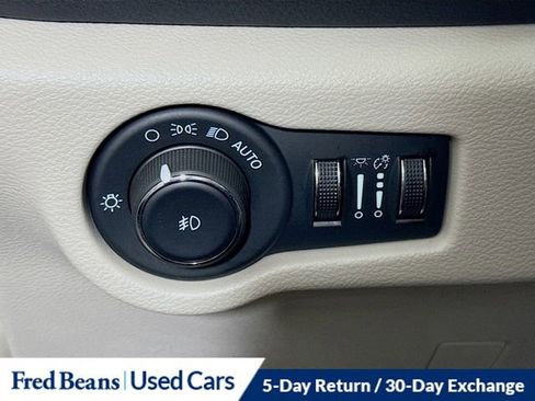 Used 2023 Chrysler Pacifica Limited image 12