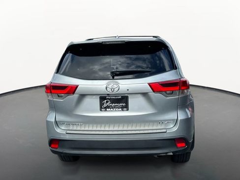 Used 2019 Toyota Highlander LE AWD/4WD image 4