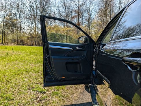 Used 2019 Toyota Highlander XLE AWD/4WD image 10