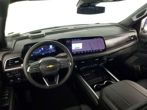 Used 2025 Chevrolet Suburban LT RWD image 14