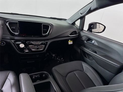 New 2026 Chrysler Pacifica Select image 16