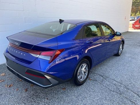 Used 2025 Hyundai Elantra SE image 5