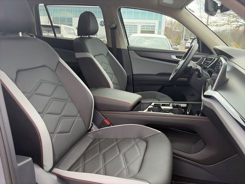 Used 2025 Volkswagen Atlas Peak Edition SE AWD/4WD image 30
