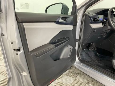 Used 2024 Volkswagen Taos SE FWD image 13