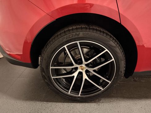 Certified 2025 Porsche Macan image 12