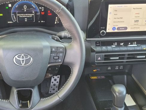 Used 2025 Toyota Camry SE image 13