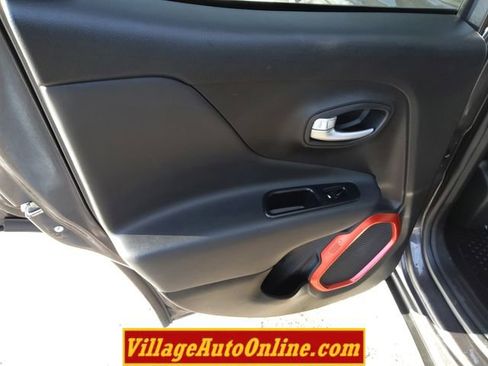 Used 2018 Jeep Renegade Trailhawk w/ Cold Weather Group II image 22