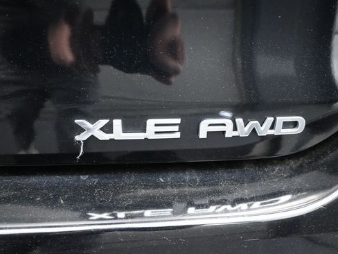 Used 2023 Toyota Highlander XLE AWD/4WD image 11