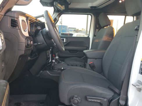 Used 2024 Jeep Wrangler Sahara image 13