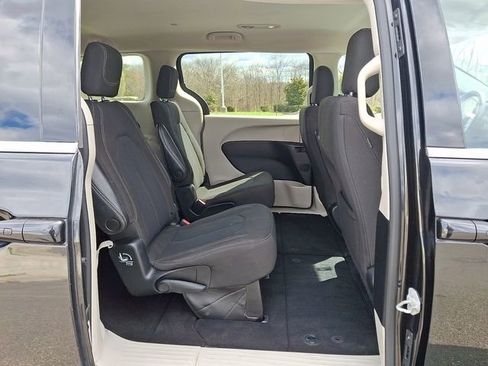 Used 2023 Chrysler Voyager LX FWD image 10