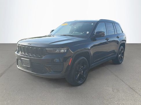Used 2023 Jeep Grand Cherokee Altitude AWD/4WD image 8