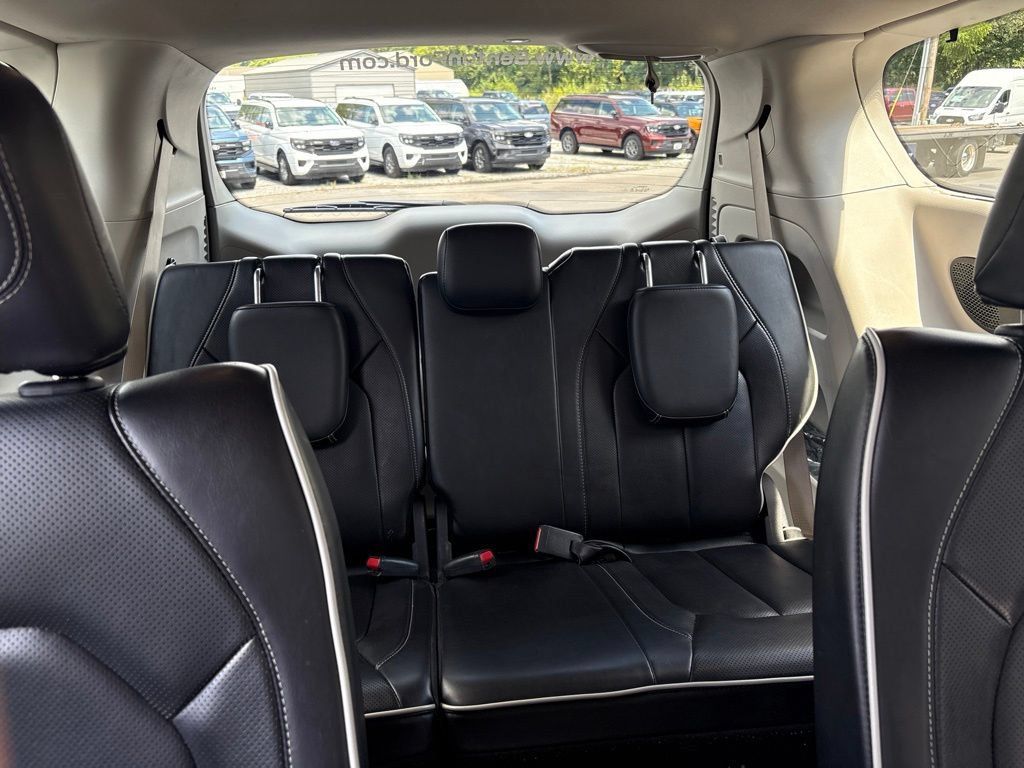 Used 2023 Chrysler Pacifica Limited FWD image 26
