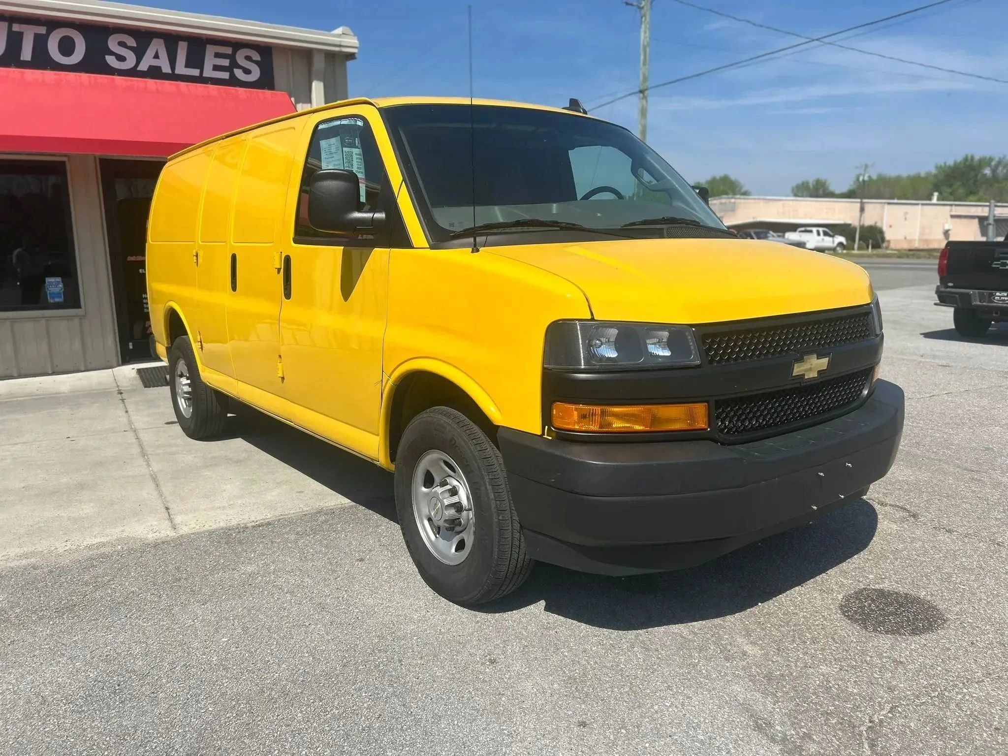 Used 2023 Chevrolet Express 2500 RWD image 5