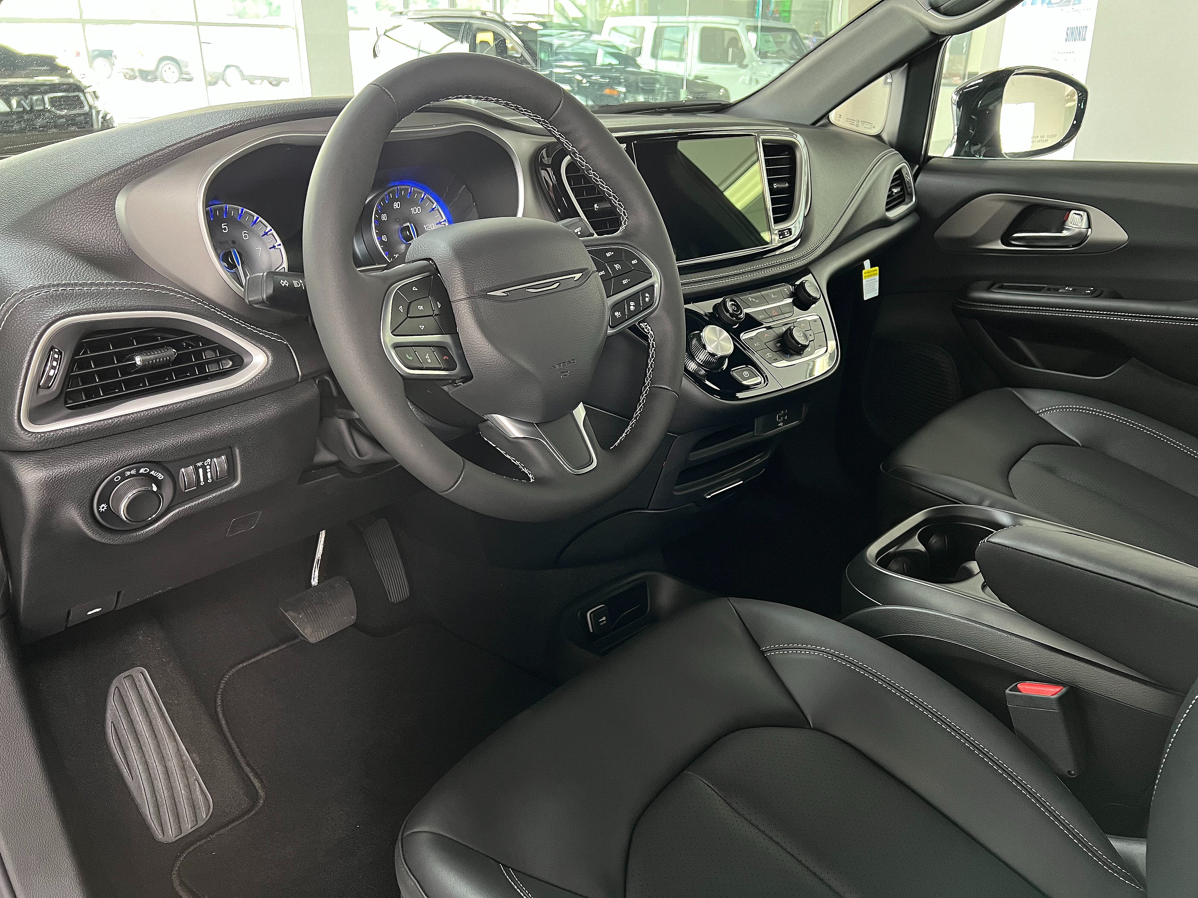 New 2027 Chrysler Pacifica Select FWD image 8