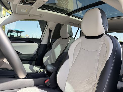 Used 2025 Volkswagen Tiguan SE w/ Panoramic Sunroof Package AWD/4WD image 31