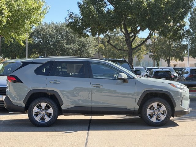 Used 2022 Toyota RAV4 XLE AWD/4WD image 3