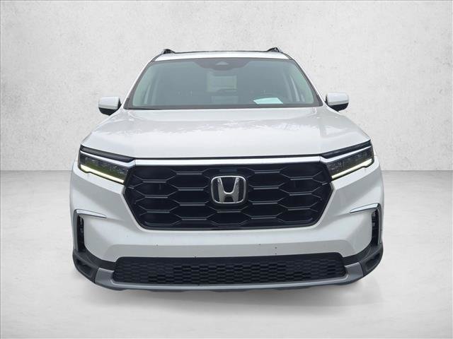 Used 2025 Honda Pilot Touring image 2
