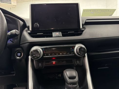 Used 2024 Toyota RAV4 XLE FWD image 22