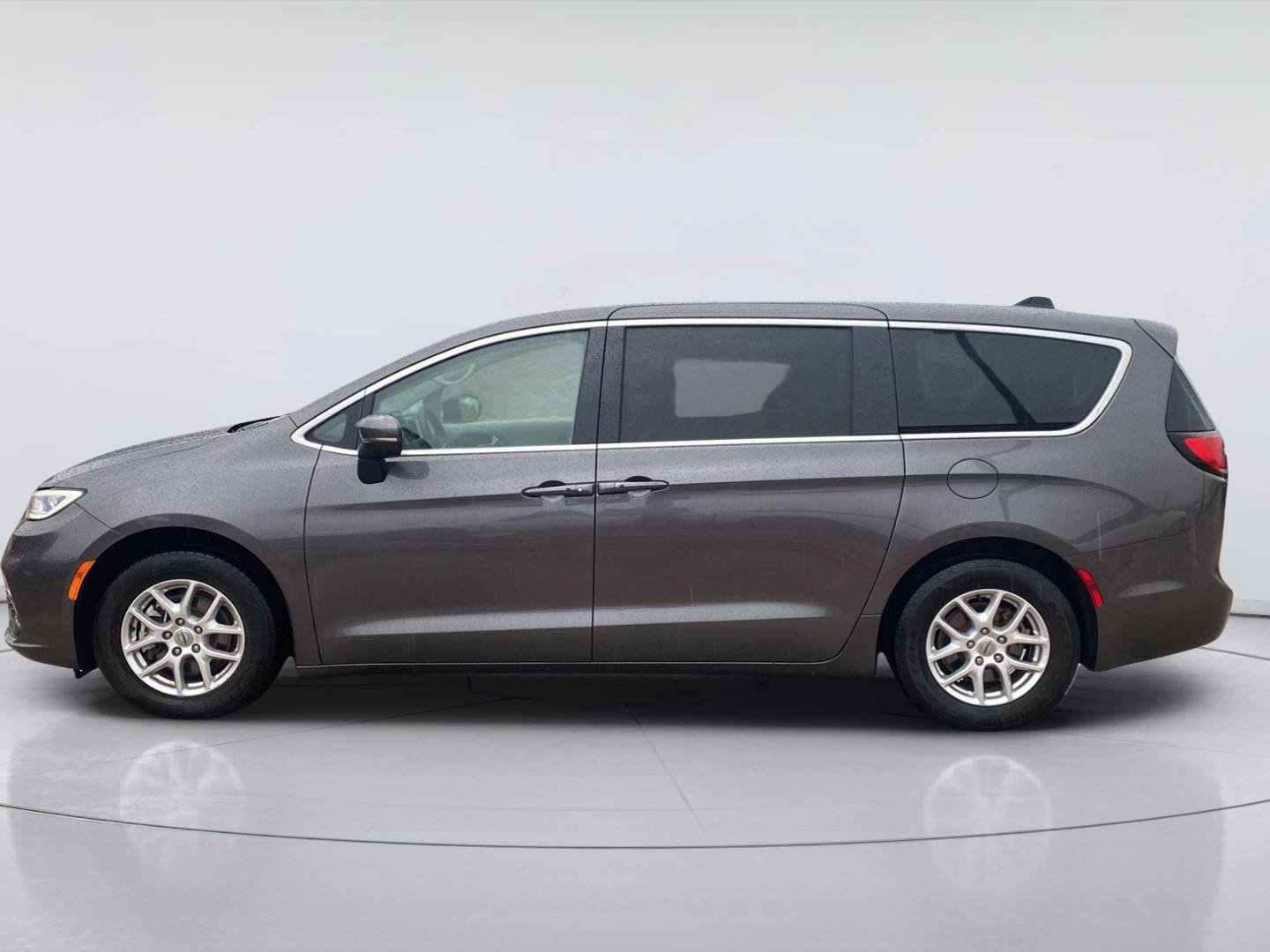 Used 2023 Chrysler Pacifica Touring-L FWD image 2