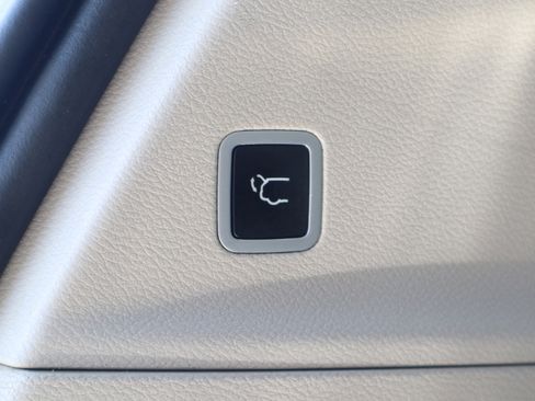 Used 2018 Chrysler Pacifica Touring-L Plus FWD image 33