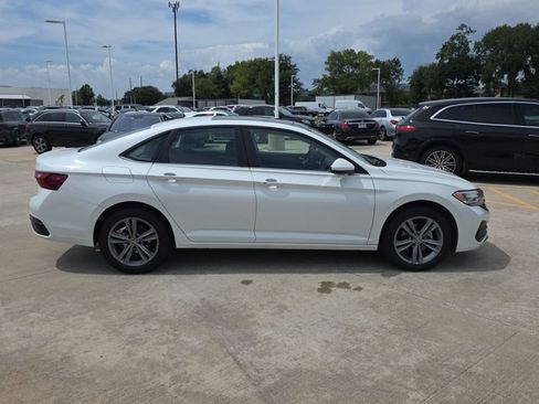 Used 2024 Volkswagen Jetta SE FWD image 4