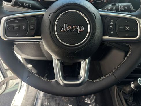 Used 2025 Jeep Wrangler Unlimited Sahara AWD/4WD image 28