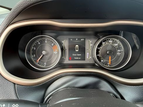 Used 2016 Jeep Cherokee Sport image 34