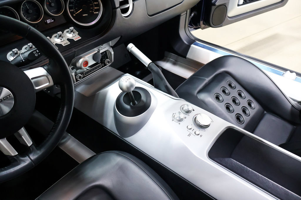 Used 2005 Ford GT RWD image 23