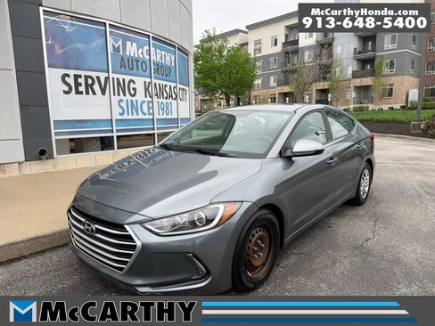 Used 2017 Hyundai Elantra SE image 1