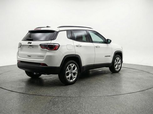 Used 2025 Jeep Compass Latitude image 9