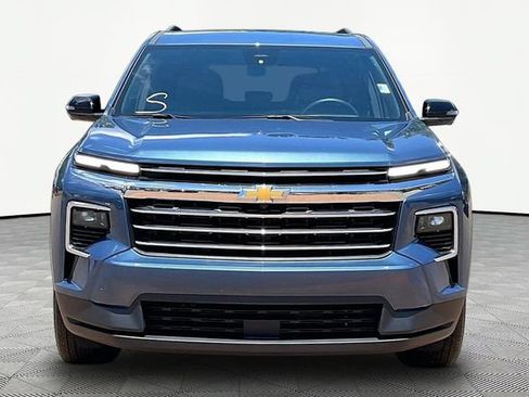 Used 2025 Chevrolet Traverse LT w/ Driver Confidence Package FWD image 2