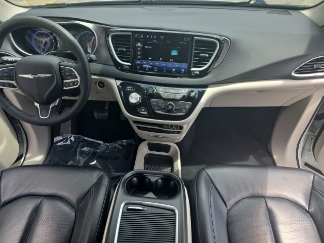 Used 2022 Chrysler Pacifica Touring-L FWD image 10