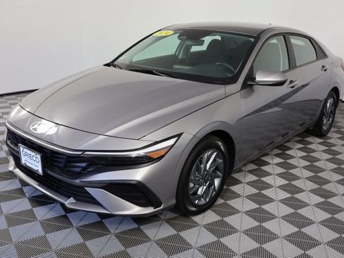 Used 2024 Hyundai Elantra SEL FWD image 4