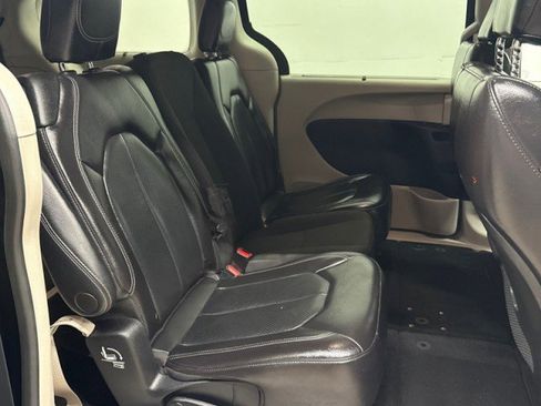 Used 2022 Chrysler Pacifica Touring-L image 36
