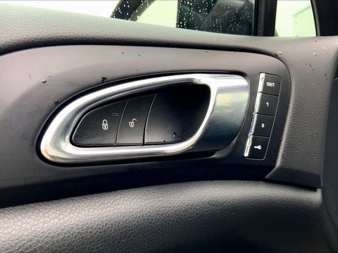 Used 2018 Porsche Cayenne Platinum Edition image 32