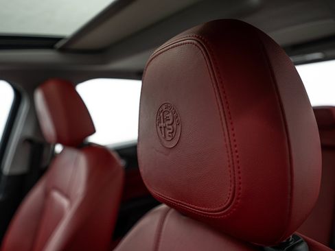 Used 2019 Alfa Romeo Giulia Ti w/ TI Performance Package AWD/4WD image 17